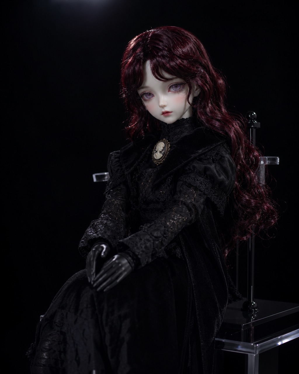 哥特萝莉 BJD 娃娃肖像，瓷感皮肤、酒红波浪发、薰衣草玻璃眼、黑色天鹅绒蕾丝上身，近全黑背景。