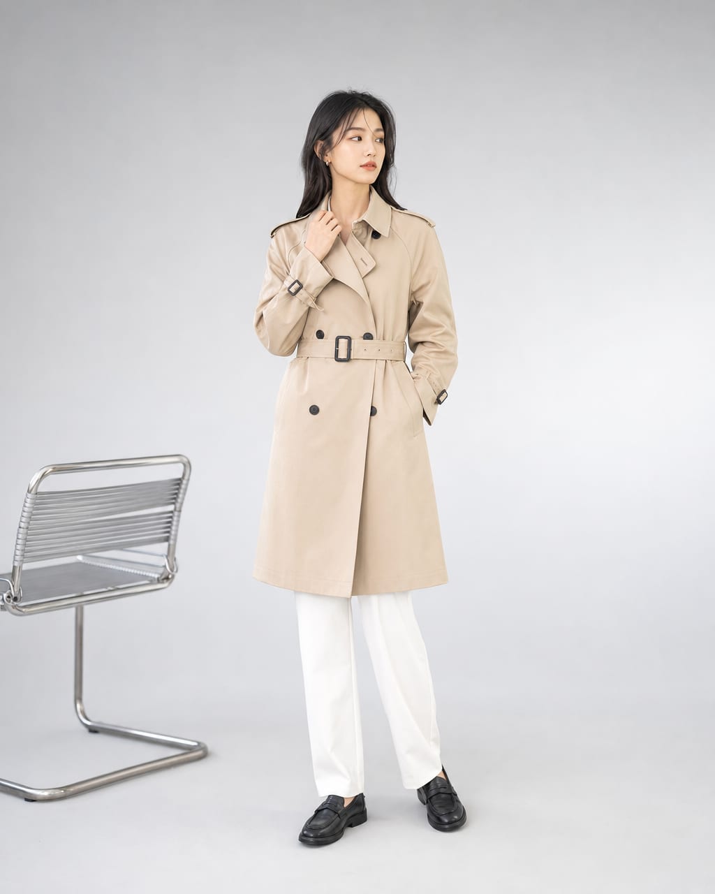 服装品牌目录写真：全身造型、简洁场景和清晰服装轮廓，适合商品展示。