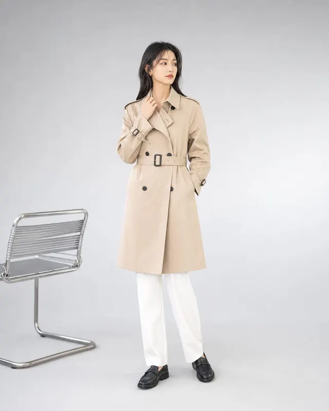 服装品牌目录写真:全身造型、简洁场景和清晰服装轮廓,适合商品展示。