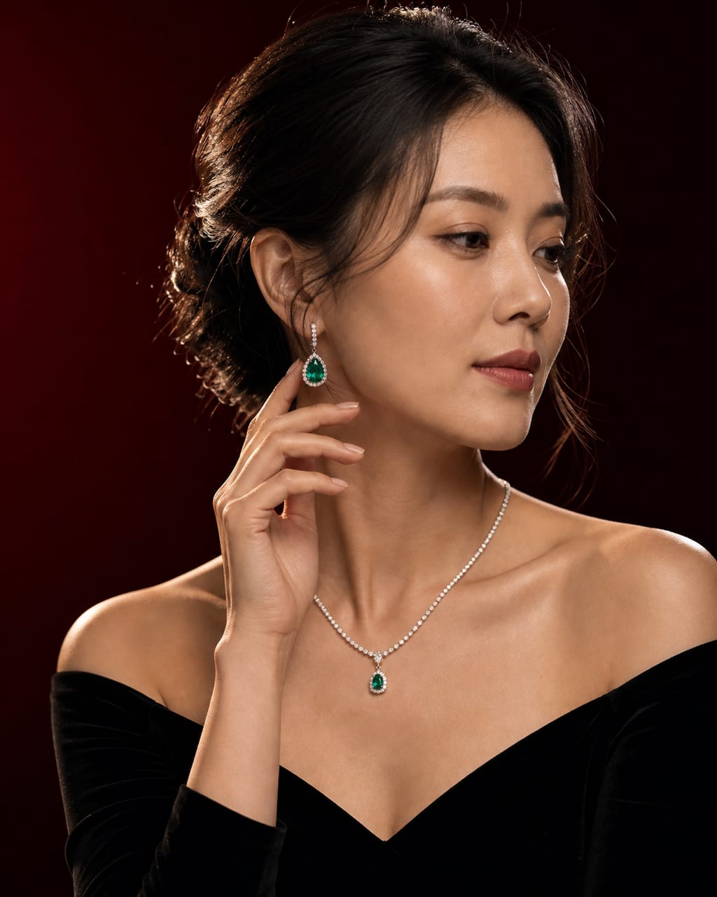 女性高级珠宝商业照：精致妆发、近景构图和高光细节，突出珠宝与面部质感。