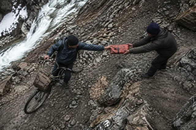 黑哥 AI 原创人像摄影案例:山谷邮路骑手:推车越过塌方小段。