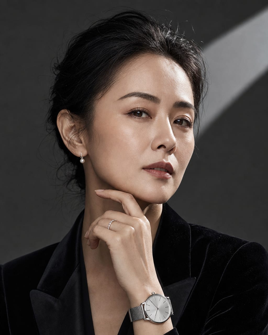 珠宝腕表商业肖像：手部动作与面部特写结合，强调材质、光泽和品位。