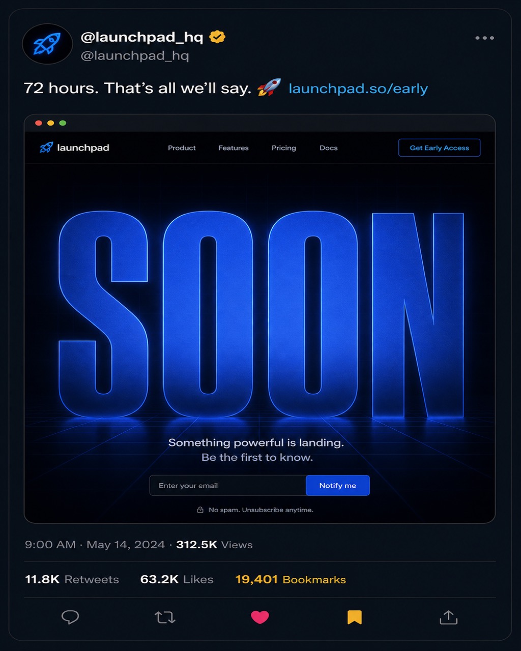 暗色模式 Twitter SaaS 发布预告推文，附钴蓝渐变 SOON 海报，19K 收藏。