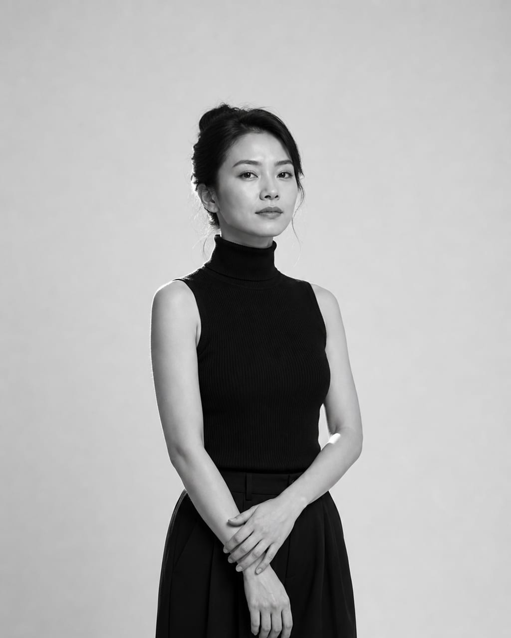 女性极简黑白肖像：去色处理、柔和阴影，聚焦面部线条和安静情绪。