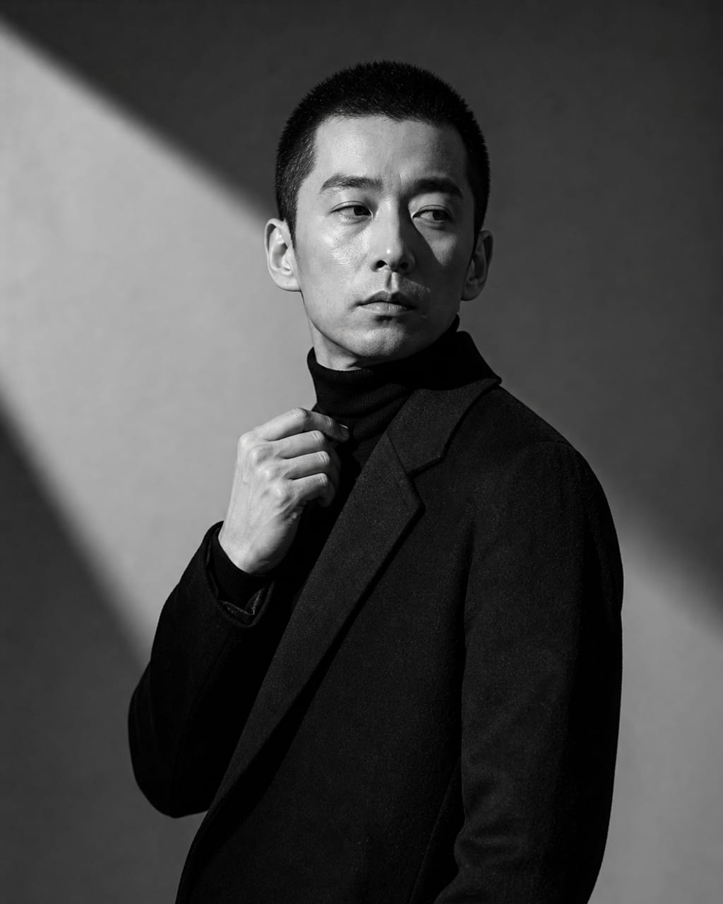 黑白硬光男士肖像：高反差黑白硬光，突出骨相、下颌线、沉默和力量感。
