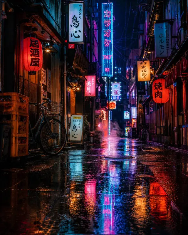 雨后夜晚霓虹东京窄巷,石板地映出彩色倒影,自行车与纸灯笼清晰可见,无人,深靛蓝洋红色调。