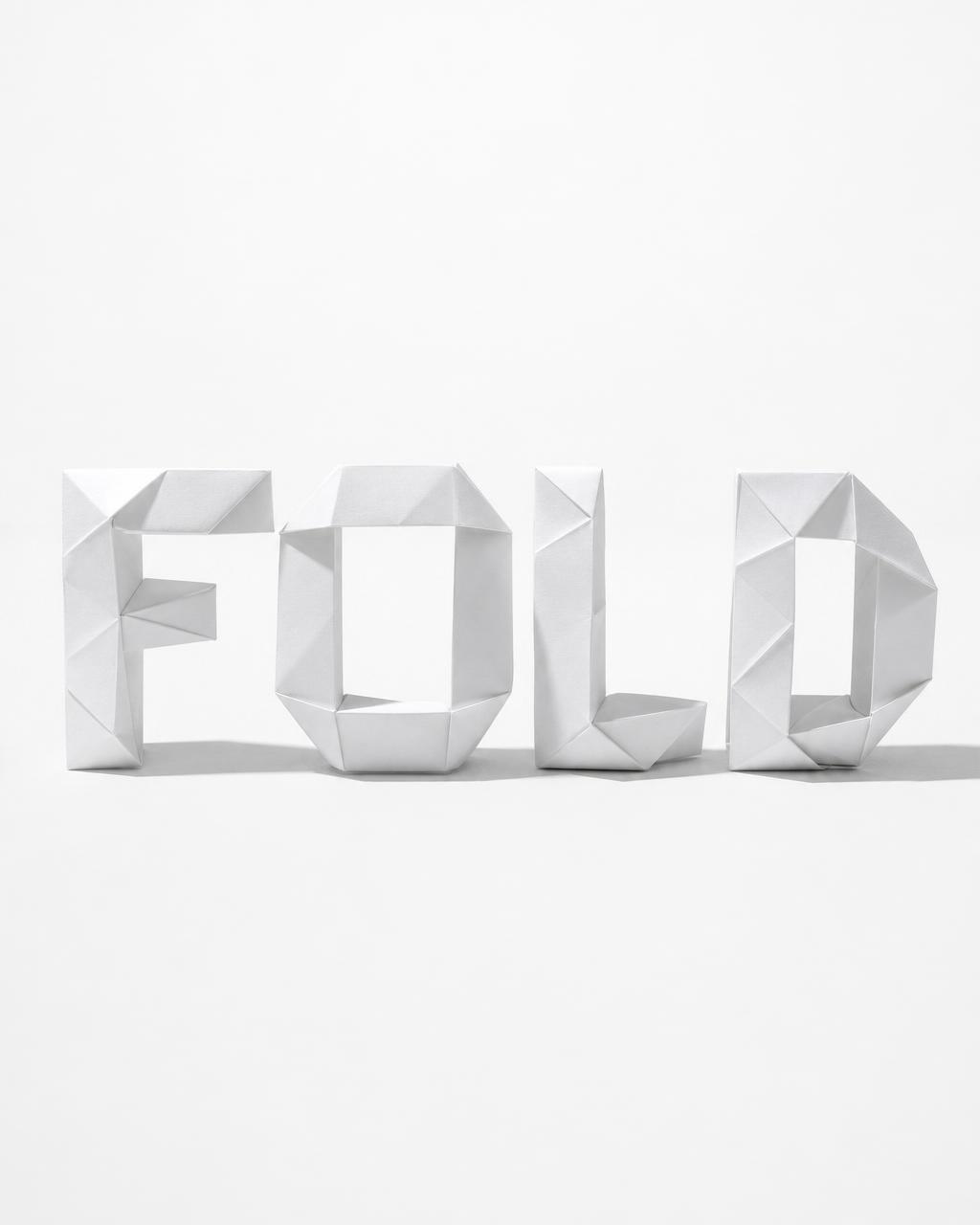 单词 FOLD 由白色折纸折叠成几何棱面三维字母造型，置于洁白棚拍台面
