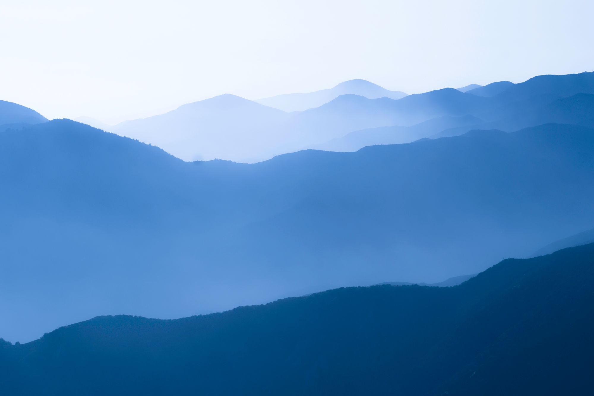 蓝调时刻的层叠雾山